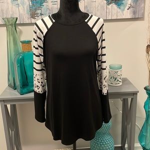 Black long sleeves tee with patterned sleeves